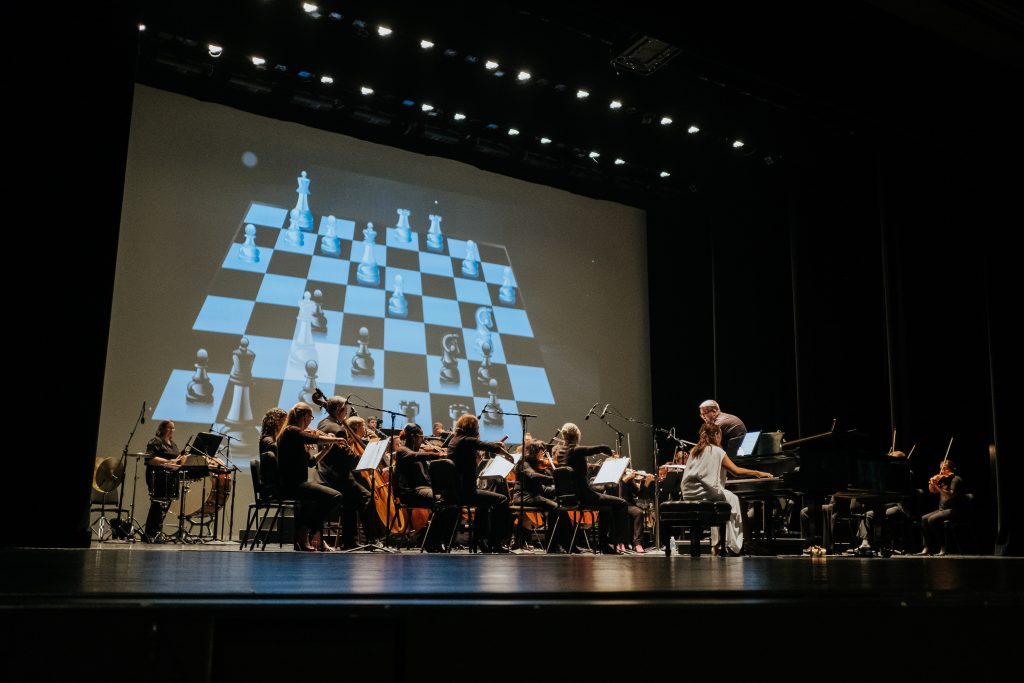 The River Oaks Chamber Orchestra, maestro Paul Watkins and pianist Lara Downes, during the premiere performance of the piano concerto Checkmate, by Maxime Goulet, in Houston, in 2018. Photo by Nadia Zheng