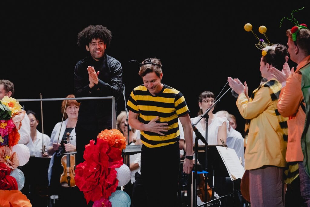 Maxime Goulet with the Montreal Symphony Orchestra and Rafael Payare, during a performance of The Carnival of the Insects, at the Théâtre de Verdure, in Montreal, on August 8th, 2026. Photo by Gabriel Fournier.